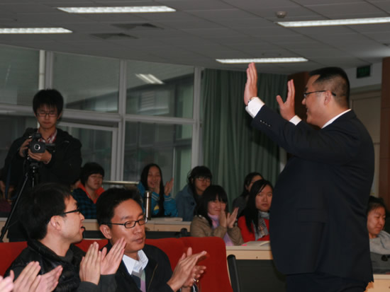 秦老师受到在场师生热烈欢迎